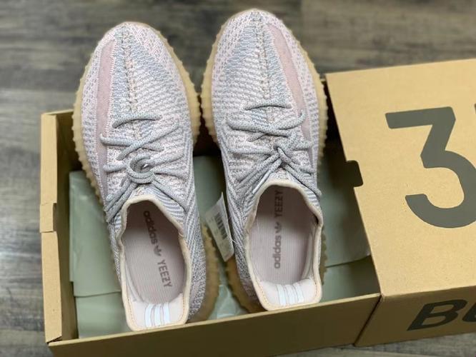 “粉嫩天使”Yeezy飞舞，笑谈科技圈的潮流风波