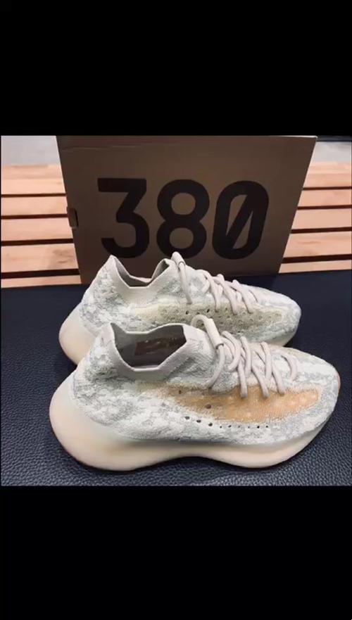 “Yeezy380蜜桃粉”压脚背？笑谈科技时尚的诡异新潮流！