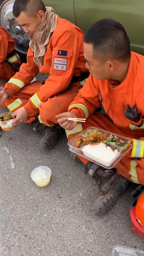 “硬”食狂潮：威海消防员的“硬”派饮食争议