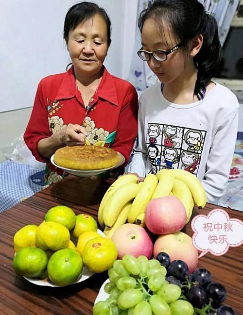 “妈咪宝贝月饼大战，亲情黏黏乐翻科技圈！”