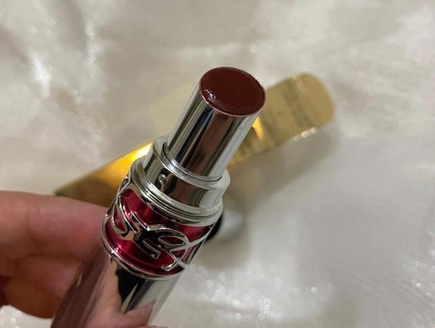 “噱头十足！YSL122水蜜桃色号引爆科技圈，笑谈创新狂潮”