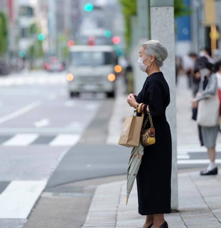 “日本老太超五十，网民众议科技趣”