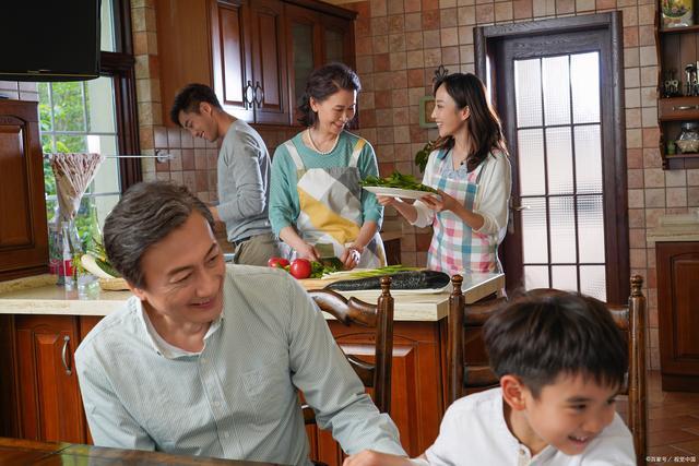 “诡异同居，科技圈里的‘辣眼’纪录！”