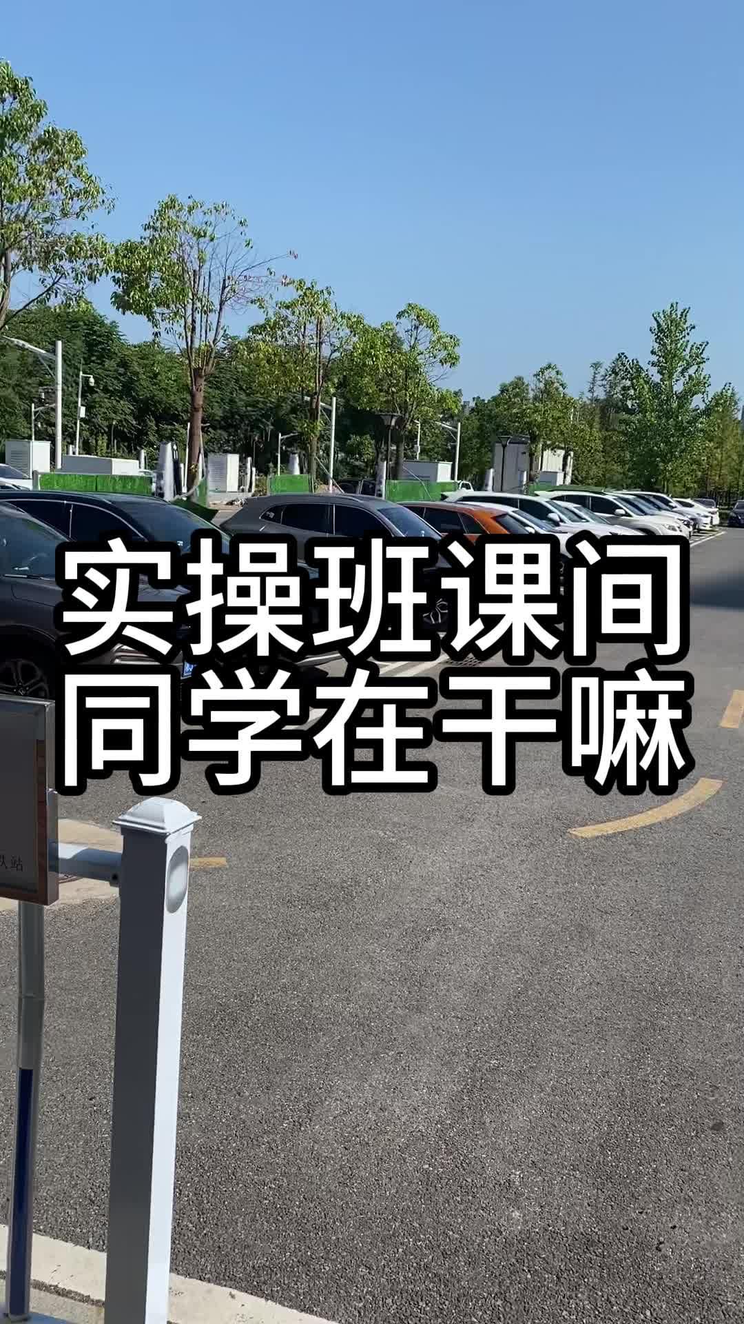 “我和同学一起干嘛嘛”热议背后：科技时代的荒诞独行