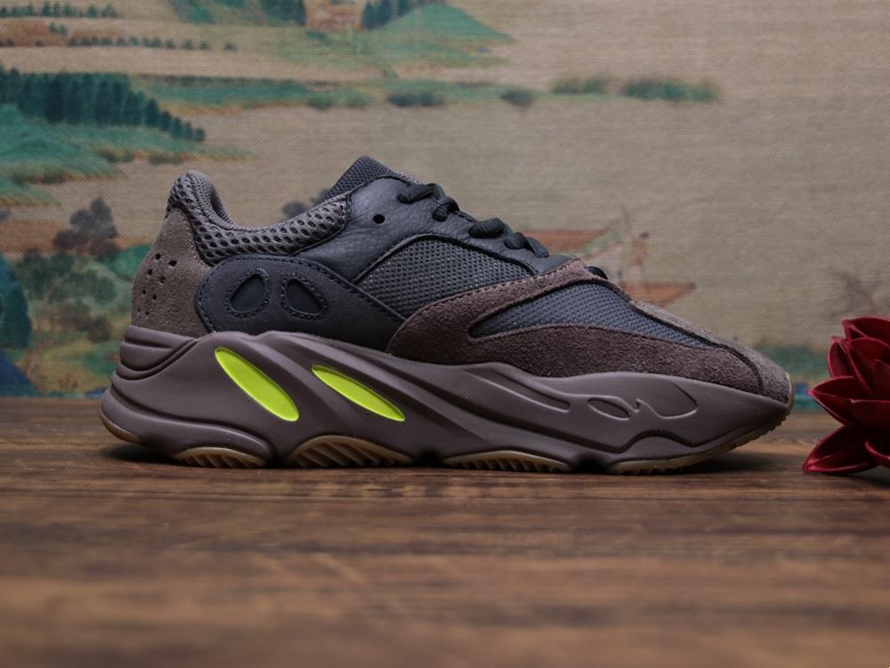 “YEEZY700硬气侧漏，时尚界的一股‘硬’风潮”